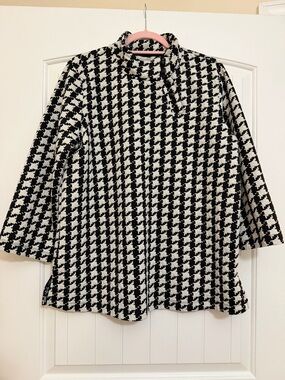 Multiples Black & White Houndstooth Tunic w/ Mock Neck with Button placard Sz L